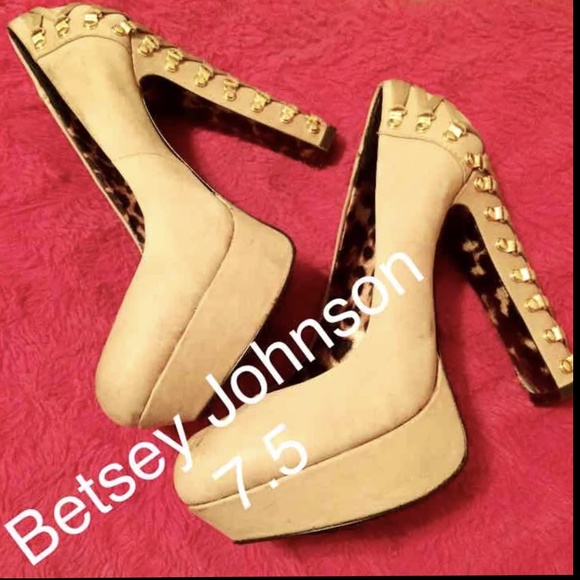 7.5 Betsey Johnson Corset Tan Heels - Picture 1 of 3